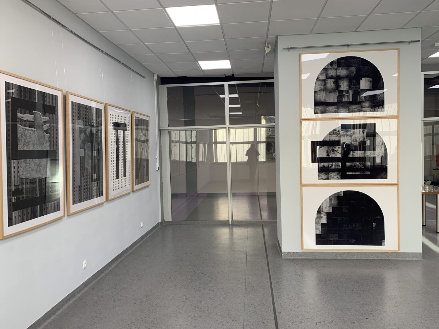 Widok prac graficznych na wystawie w Galerii Uniwersyteckiej w Bielsko-Białej.