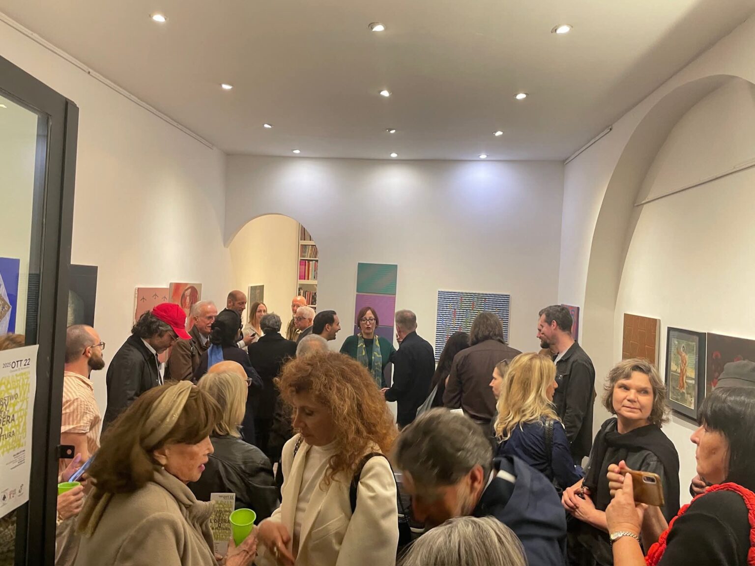 Widok z wnętrza galerii z publicznością podczas otwarcia.