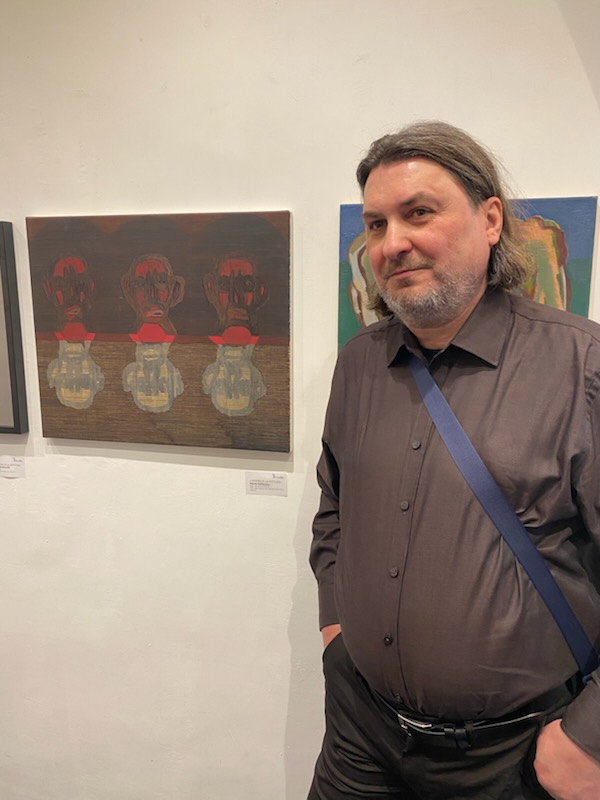 Marcin Jurkiewicz przy swoich pracach w galerii.