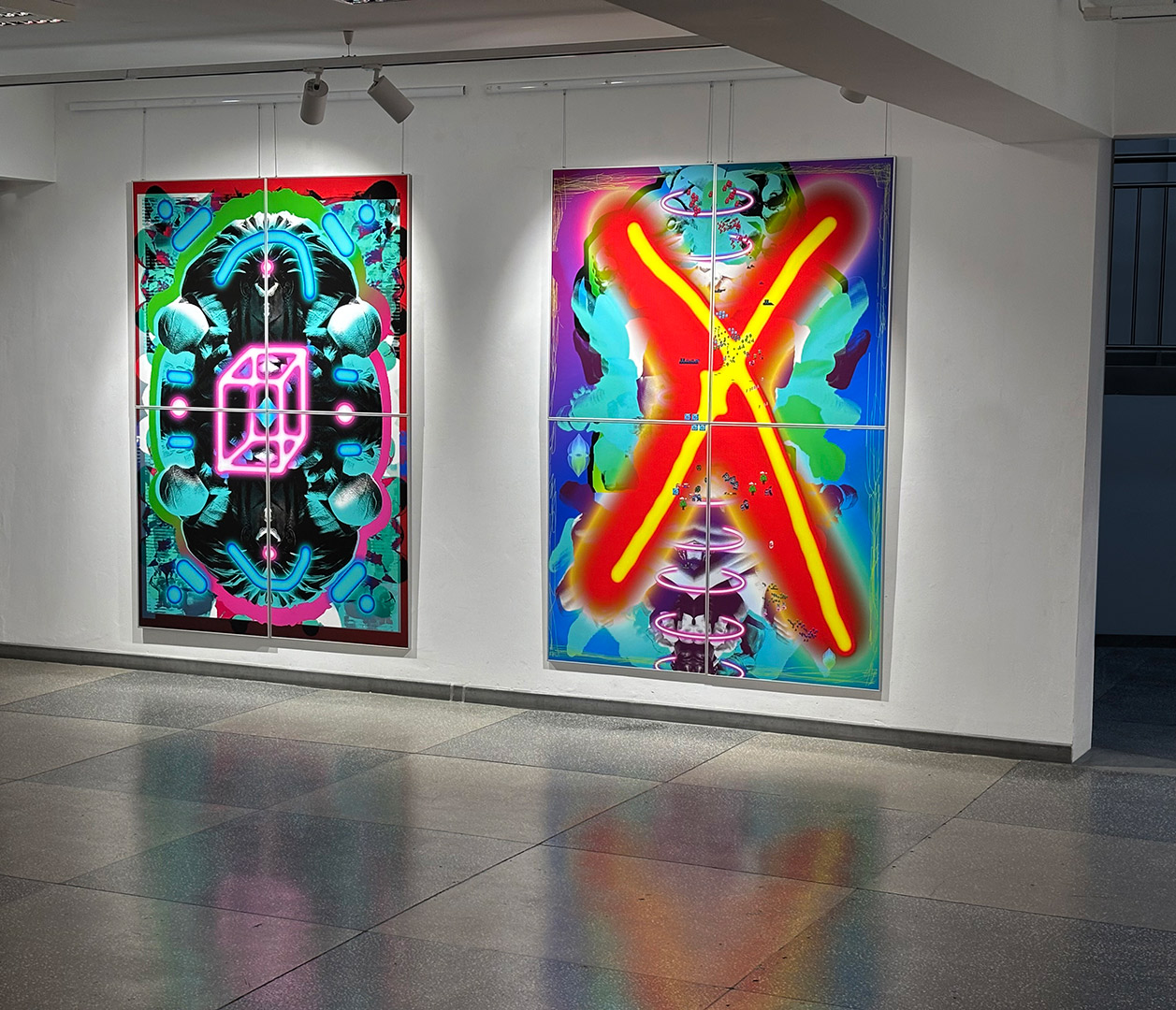 Widok wystawy 2 prac graficznych Kamila zaleskiego w sali z podłogą w szachownicę.