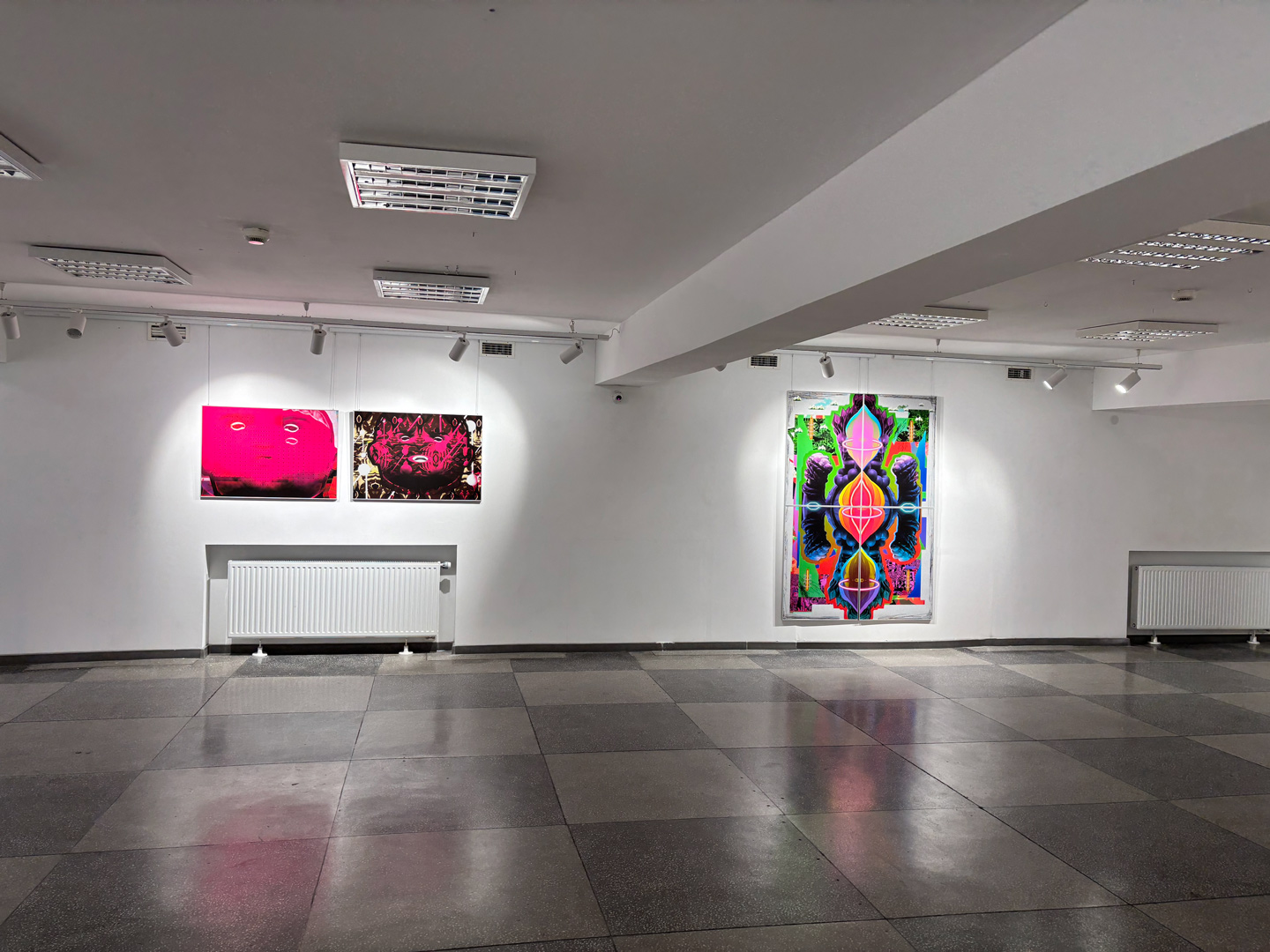 Widok wystawy 3 prac graficznych Kamila zaleskiego w sali z podłogą w szachownicę.