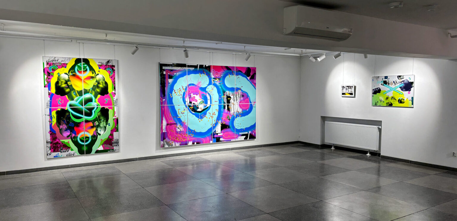 Widok wystawy 4 prac graficznych Kamila zaleskiego w sali z podłogą w szachownicę.