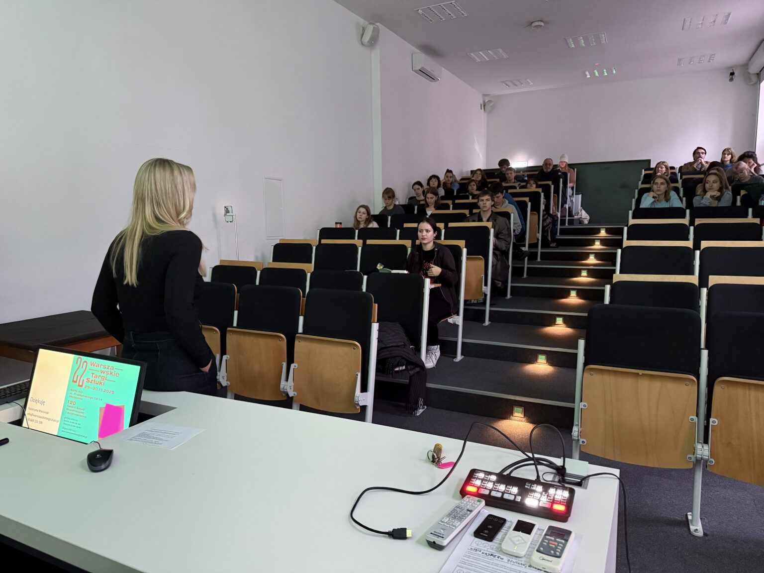 Widok sali wykładowej z uczestnikami i prowadząca Katarzyną Marciniak.
