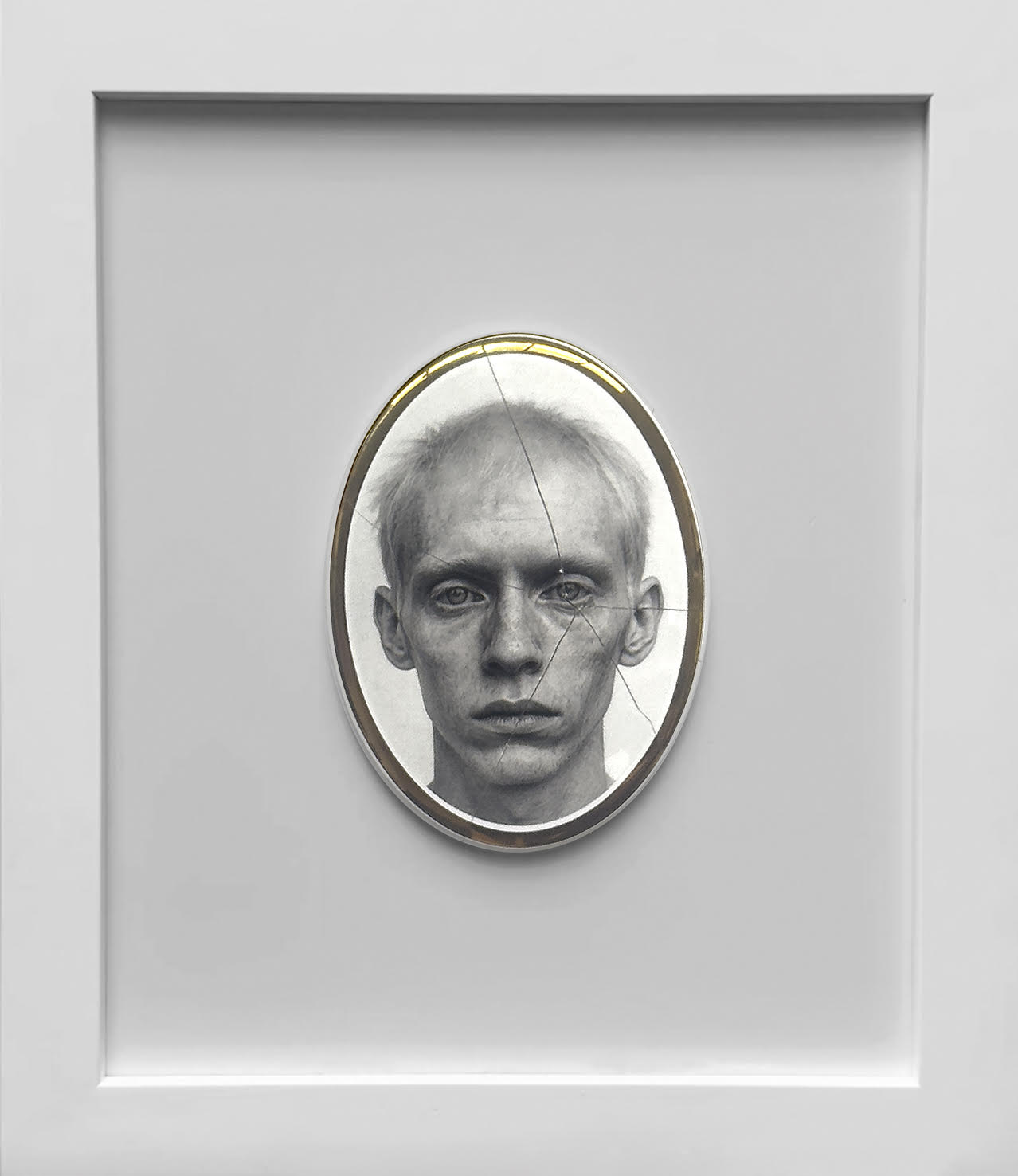 Portret mężczyzny wykonany na ceramicznej płytce o owalnym kształcie.