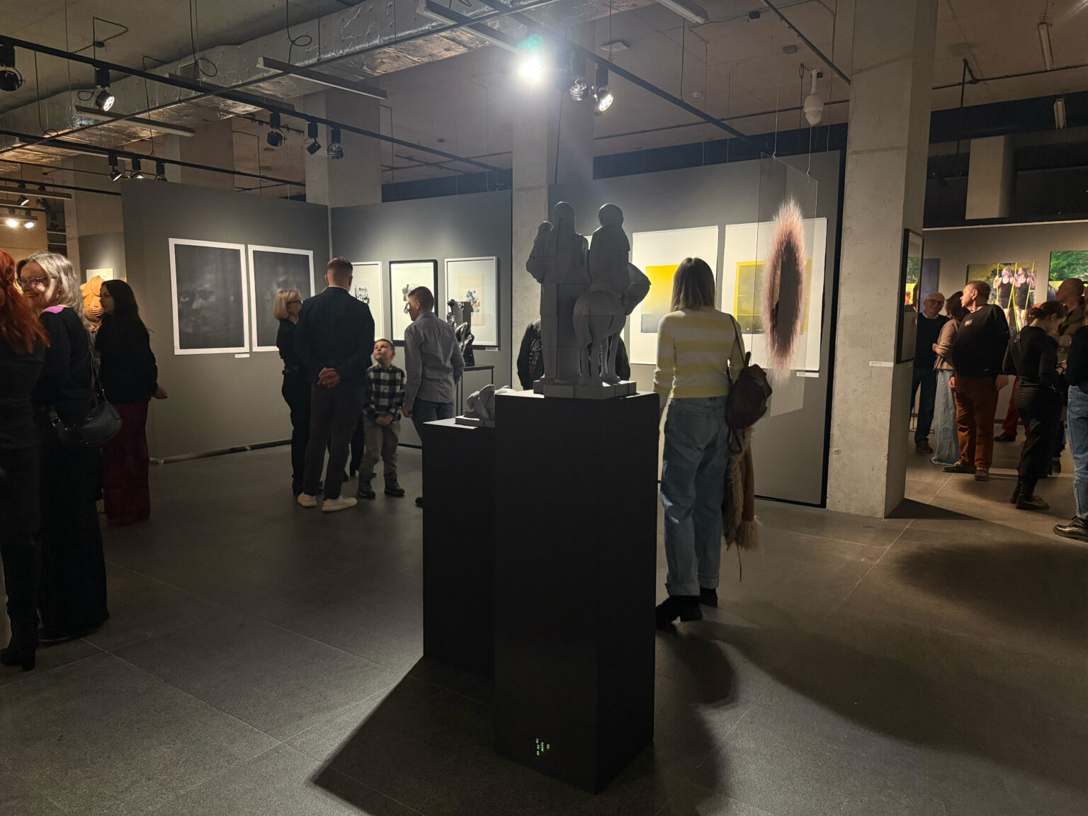 Widok wystawy ze zwiedzającymi – 29. Międzynarodowy Wschodni Salon Sztuki w Lublinie