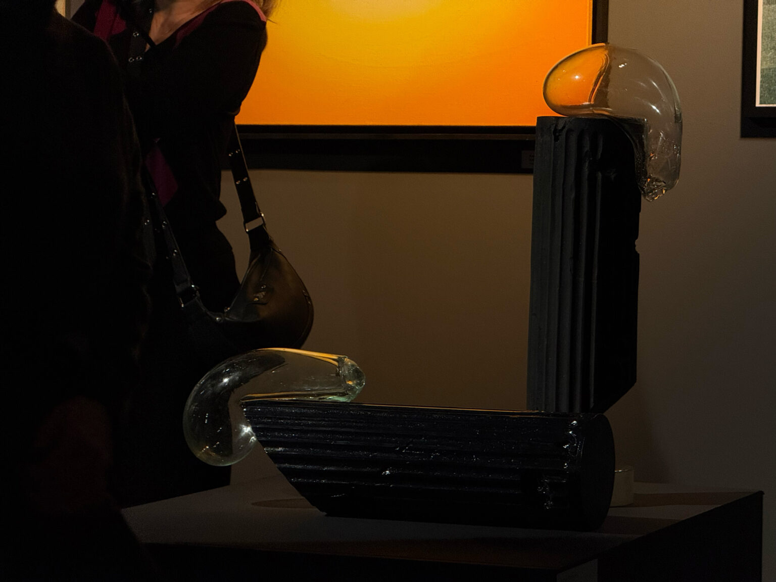 Kolumna w stylu jońskim ze szklanym kloszem na górze.