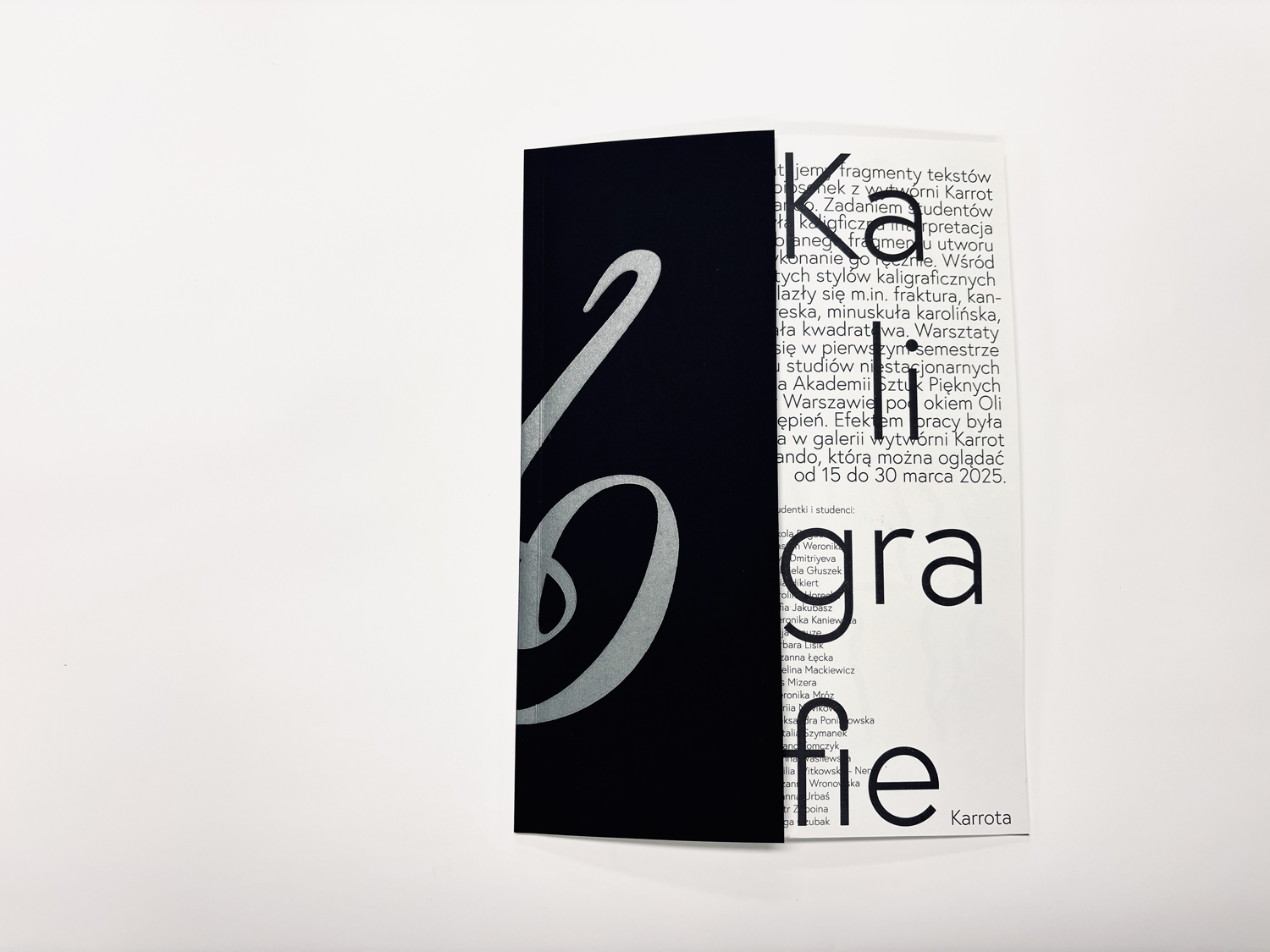 Katalog z napisem kaligrafia składany na 3 części
