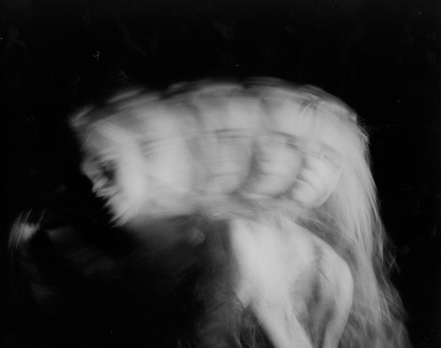 Fotografia przedstawiająca powieloną, rozmazaną twarz