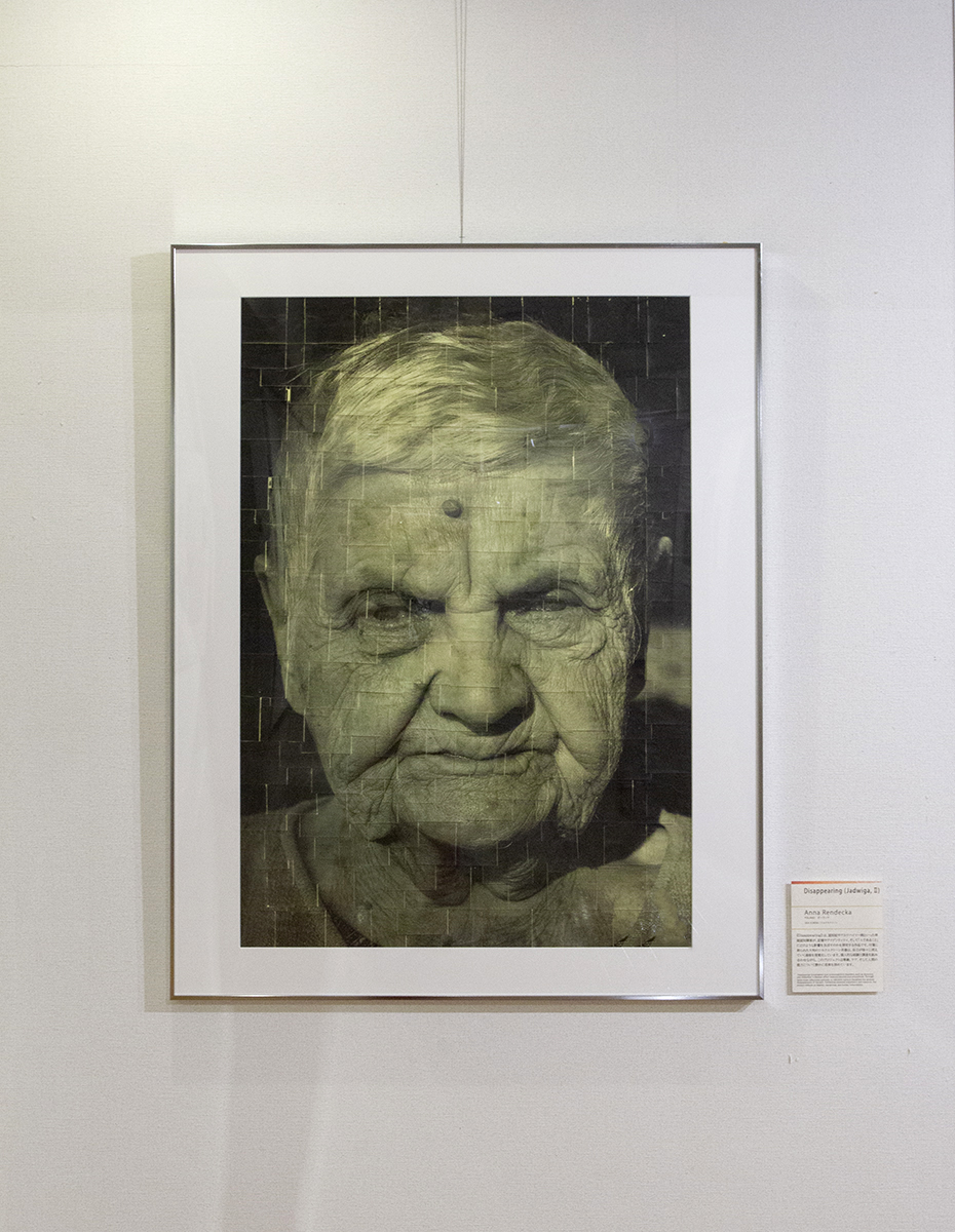 Widok pracy przedstawiającej portret starszej kobiety